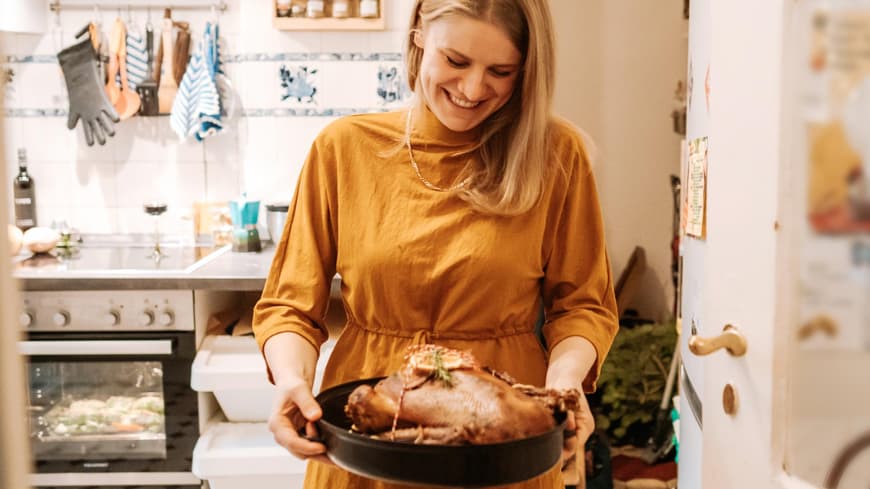 Frau mit Weihnachtbraten