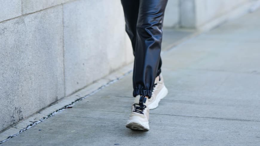 Frau trägt auf New York Fashion Week High Top Sneaker in Beige