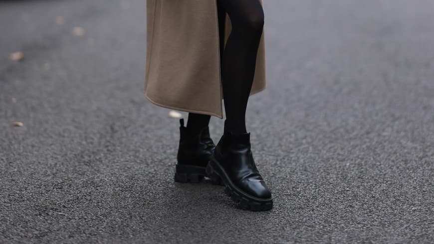 Frau trägt Ankle Boots