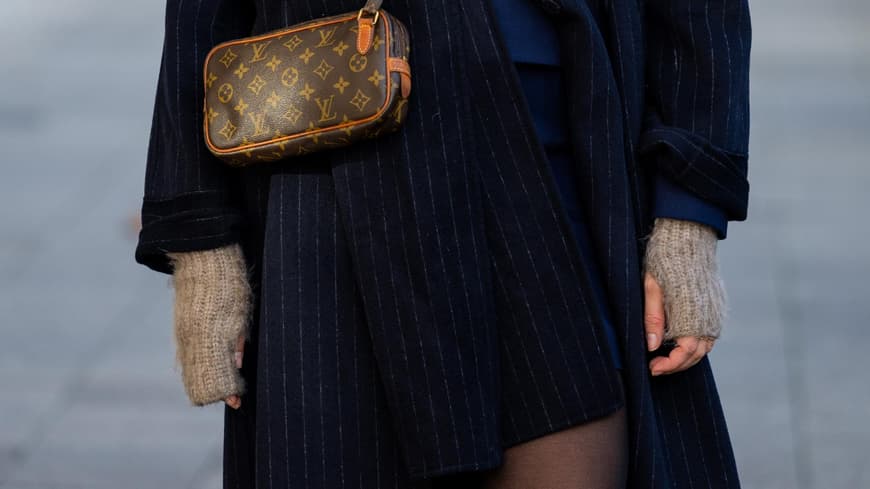Frau mit gehäkelten Handschuhen