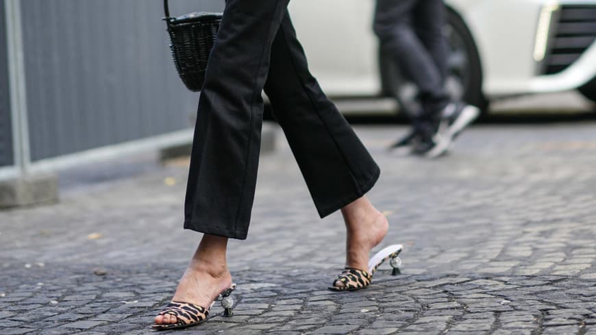 Frau in schwarzer Jeans