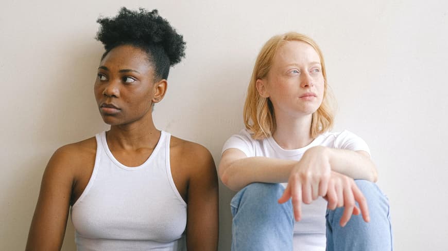 Zwei Frauen sprechen nicht miteinander