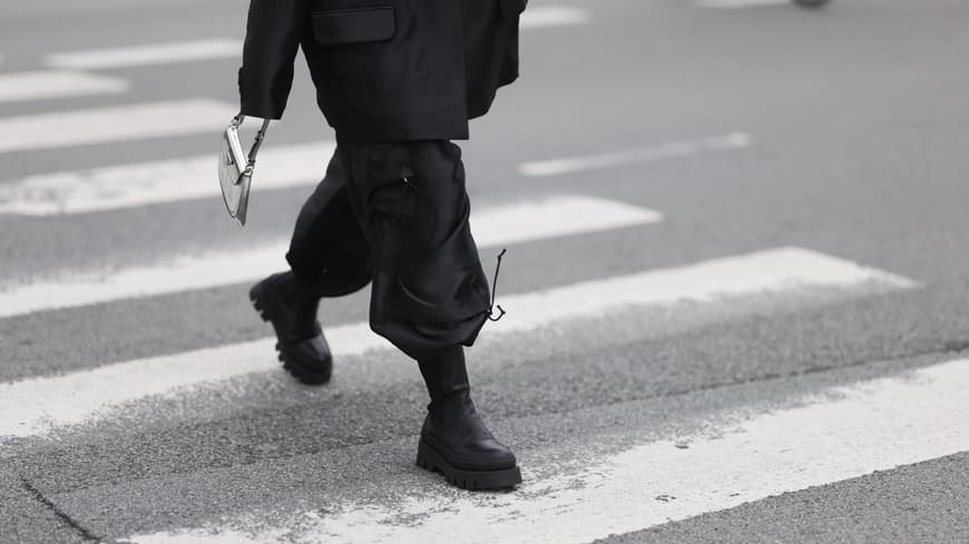 Naomi Anwer trägt schwarze Chelsea Boots