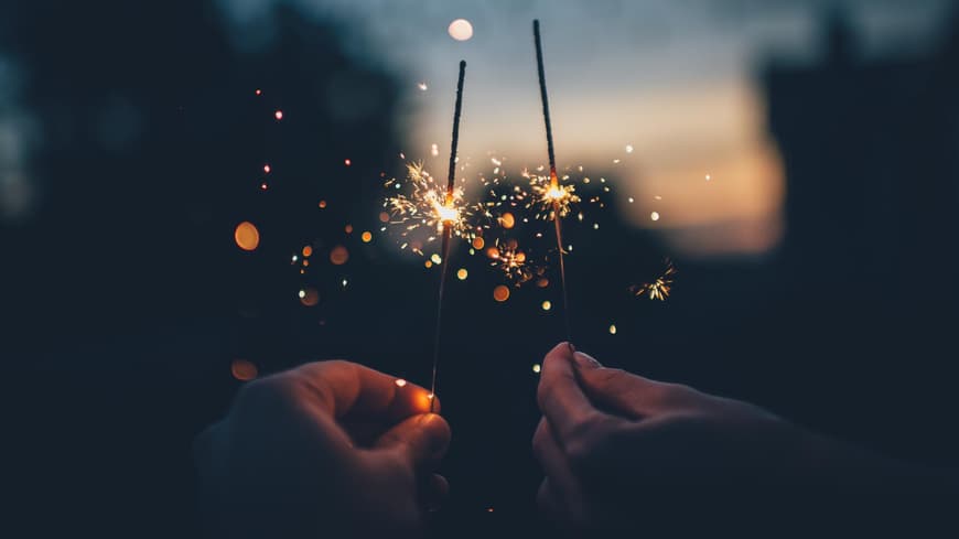 Zwei Menschen halten Wunderkerzen in der Hand
