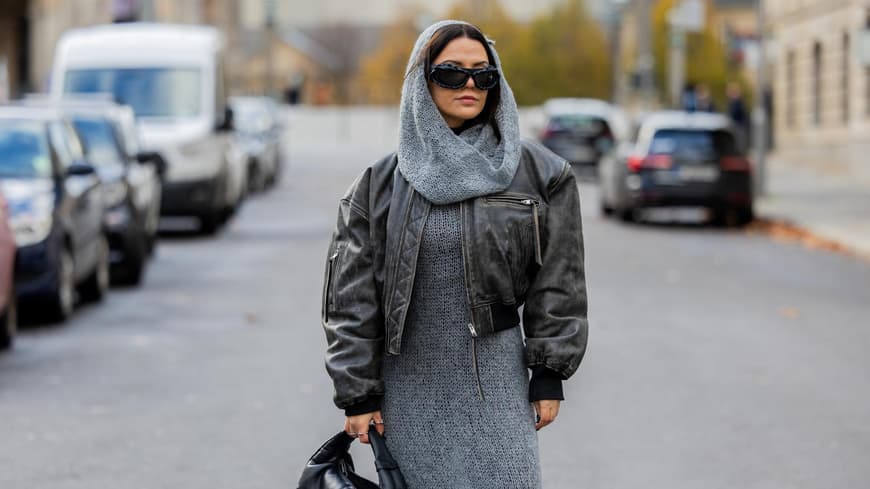 Frau in grauem Strickkleid