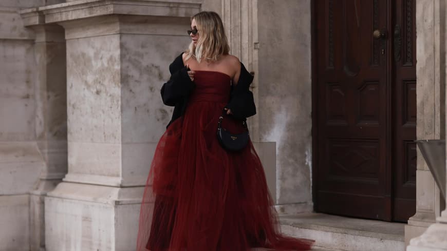 Frau in rotem Kleid