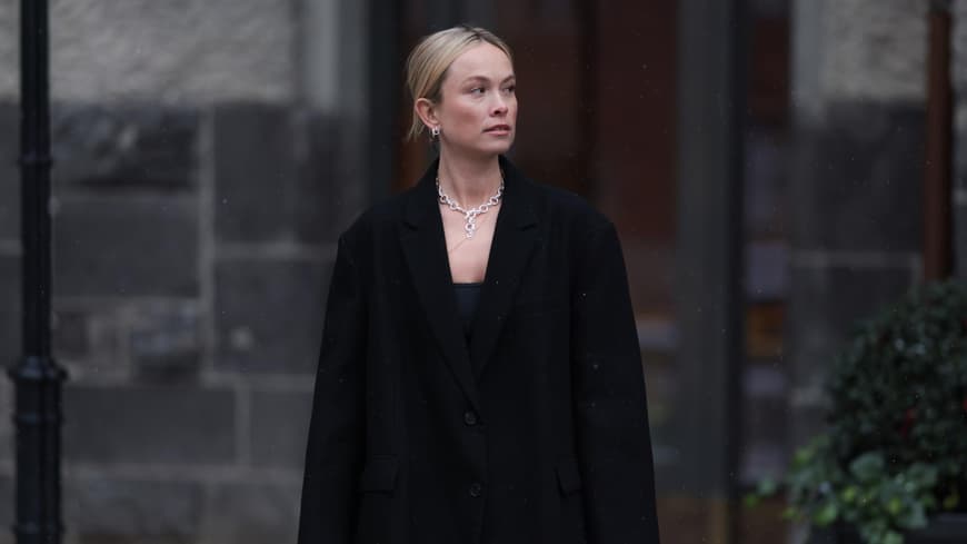 Frau in schwarzem Blazer