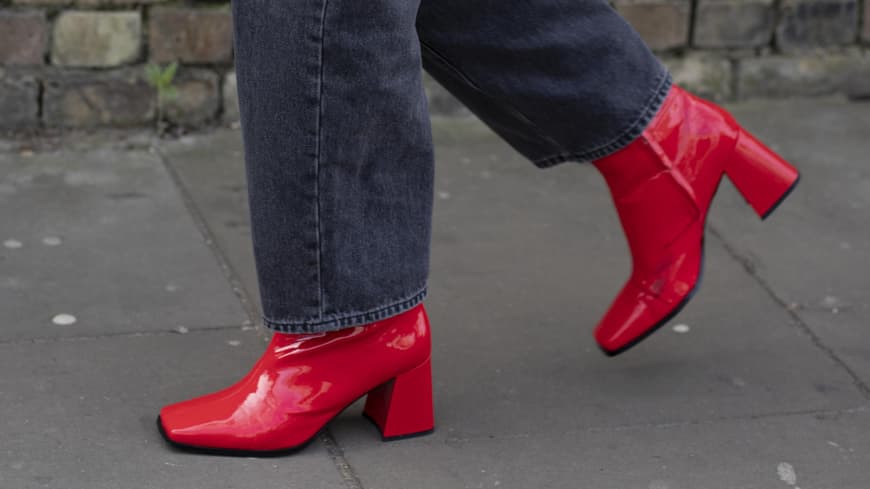 Ankle Boots kombinieren rote Ankle Boots Streetstyle mit grauer Jeans