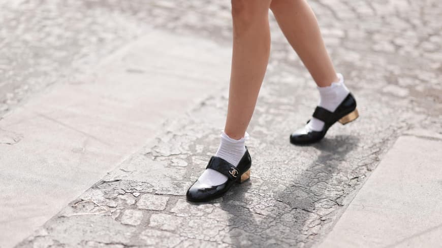 Frau in Chanel Ballerinas