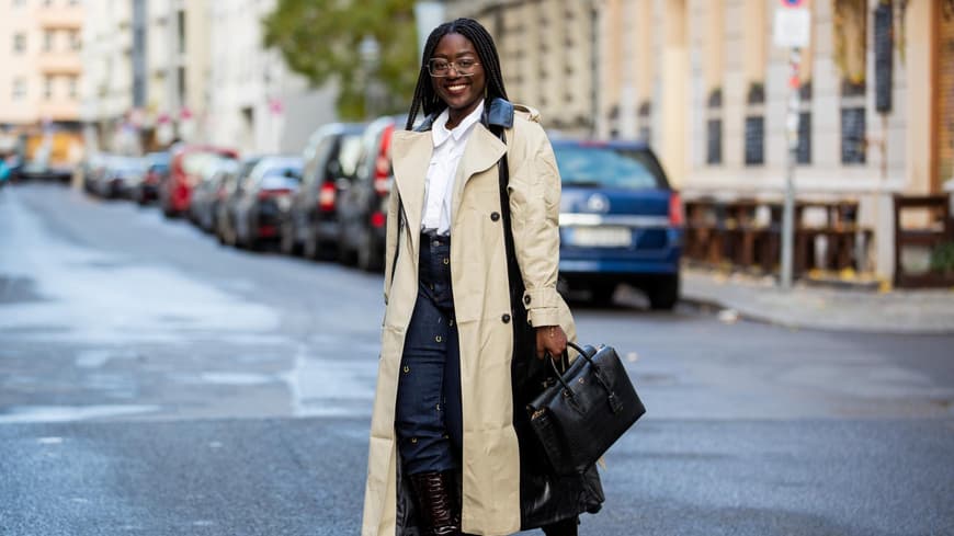 Frau mit Tasche von MCM