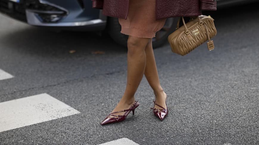 Frau mit bordeauxfarbenen Kitten Heels