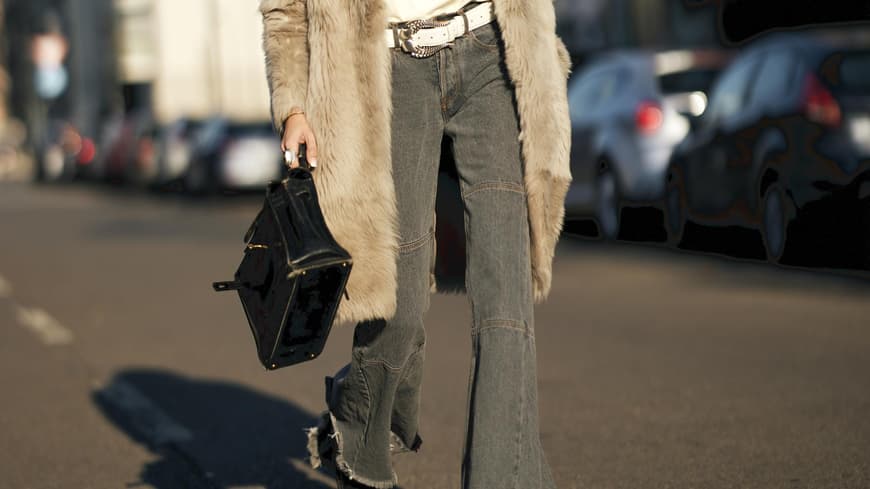 Frau trägt auf Mailand Fashion Week Tasche
