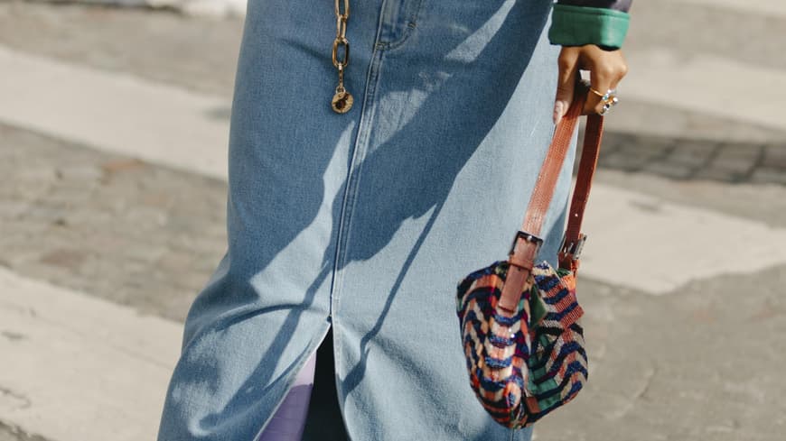 Frau trägt auf Paris Fashion Week Maxi Jeansrock in Blau