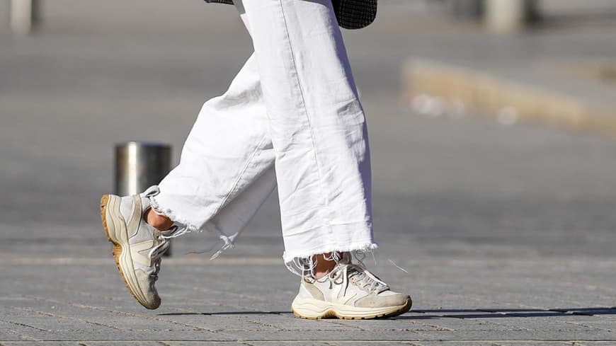 Frau trägt Veja Sneaker in Beige- und Cremefarben Streetstyle