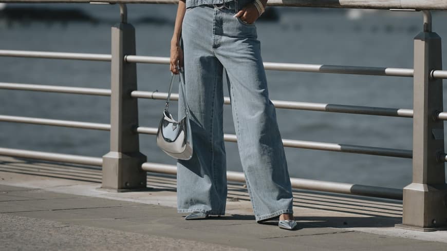 Frau trägt weite Jeans mit Jeans Oberteil weite Jeans kombinieren