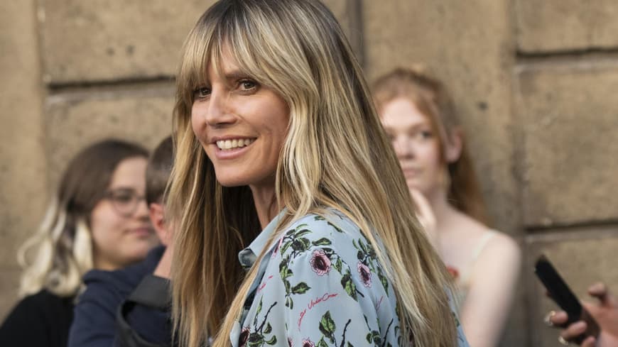 Heidi Klum in einem gemusterten Kleid
