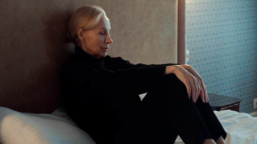 Traurige Frau sitzt auf dem Bett