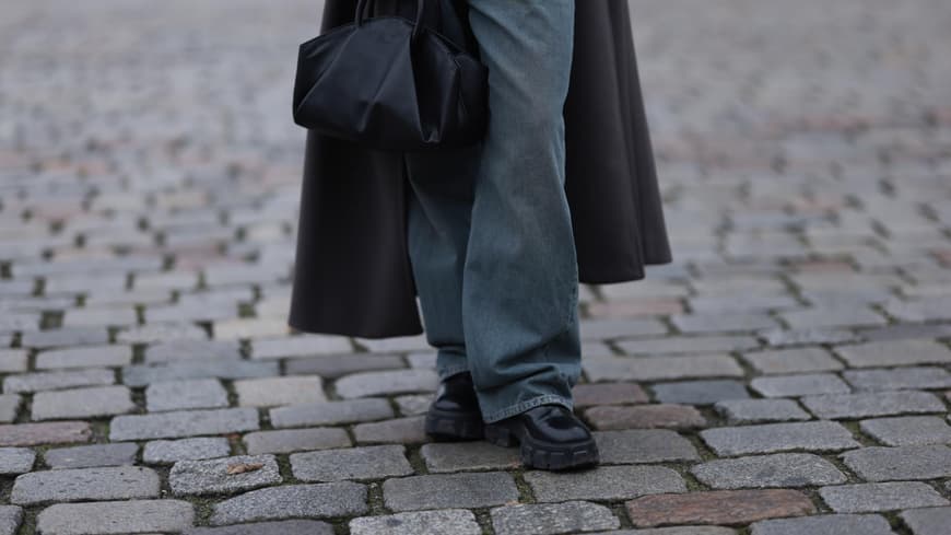 Sophia Geiss trägt Wide Leg Jeans Loafer schwarze Tasche