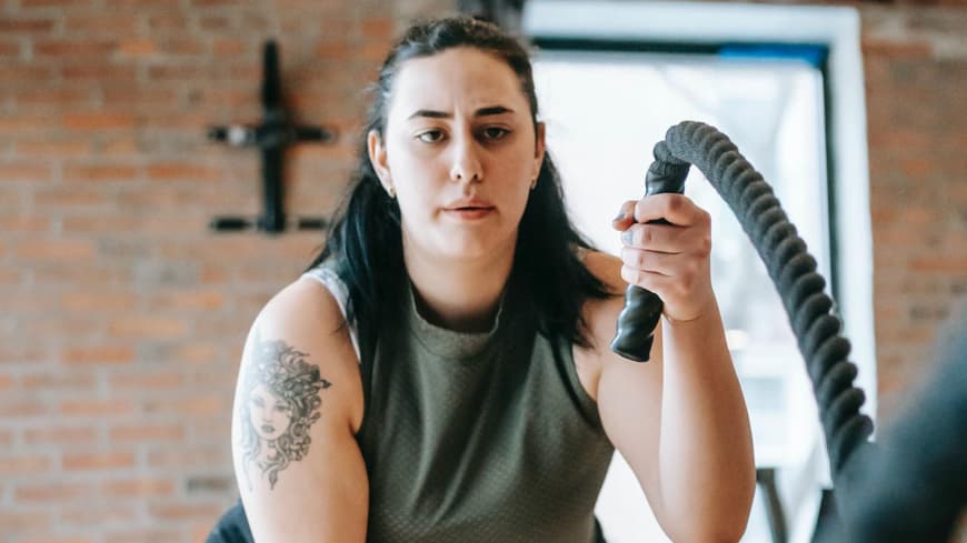 Frau macht Sport im Fitnessstudio 