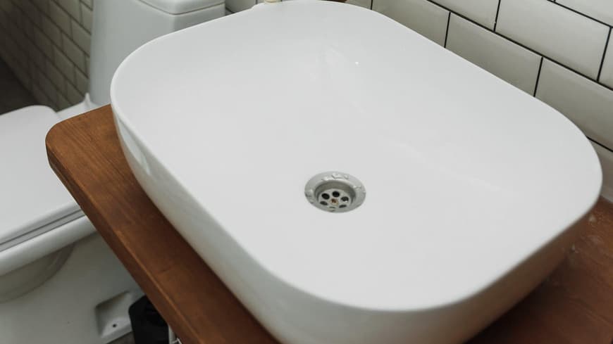 Aus dem Waschbeckenabfluss können unangenehme Gerüche aufsteigen.