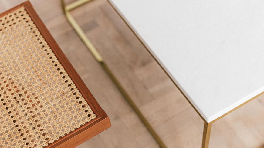 Marmor-Tisch und Rattan-Stuhl