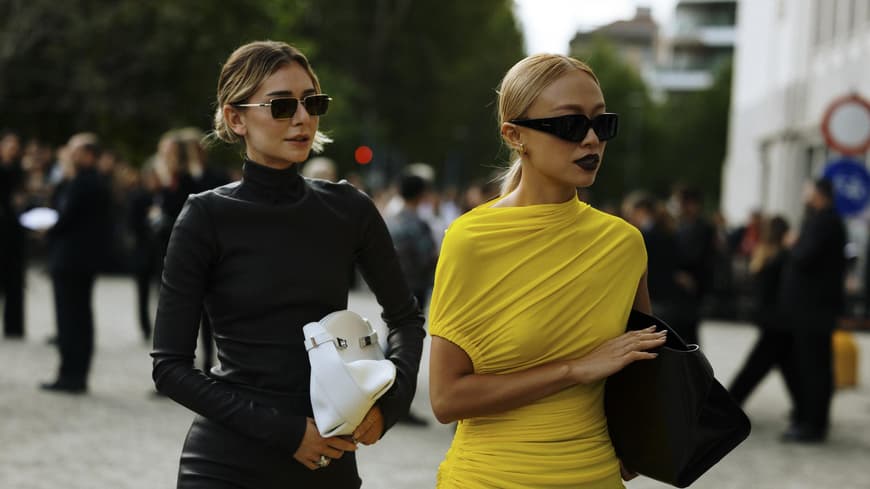 Zwei stylische Frauen in Kleidern