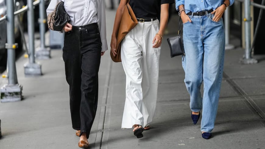 Drei Frauen tragen Jeans