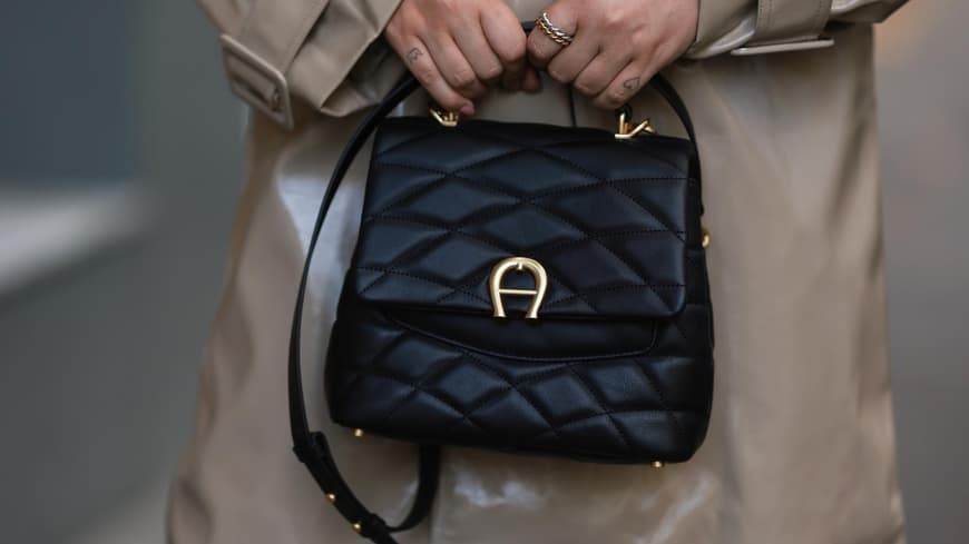 Diese Aigner-Tasche verdreht allen Fraun über 50 den Kopf Frau trägt Aigner-Tasche