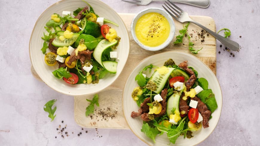 Bunter Salat mit Rinderfilet und Mangodressing 