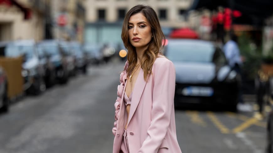 Frau im rosafarbenen Blazer