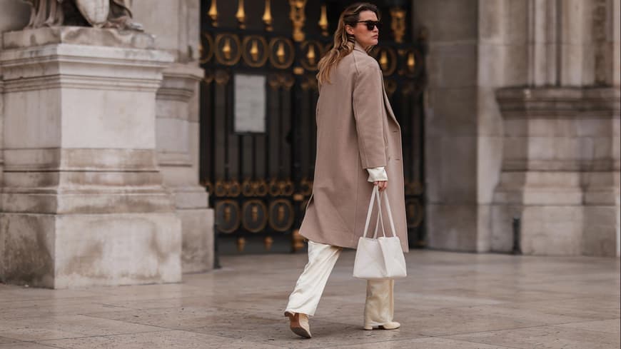 Chloe Lecareux in einem cremefarbenen Outfit