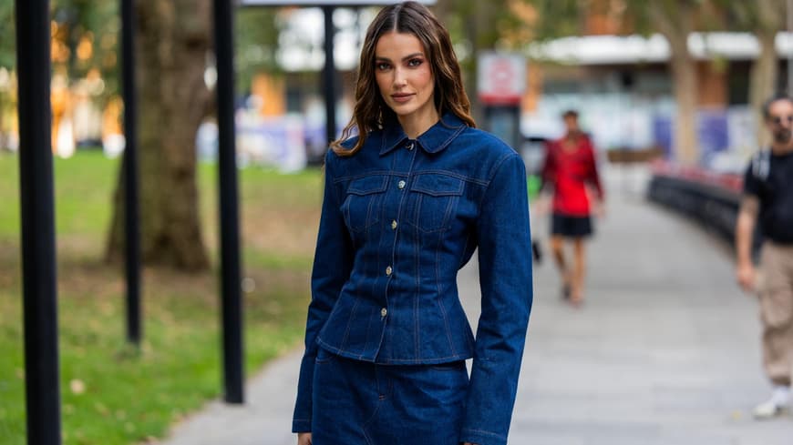 Frau in dunkelblauer JeansjackeDiese Jeansjacke von & Other Stories ist der größte Frühlingstrend – laut Designerin