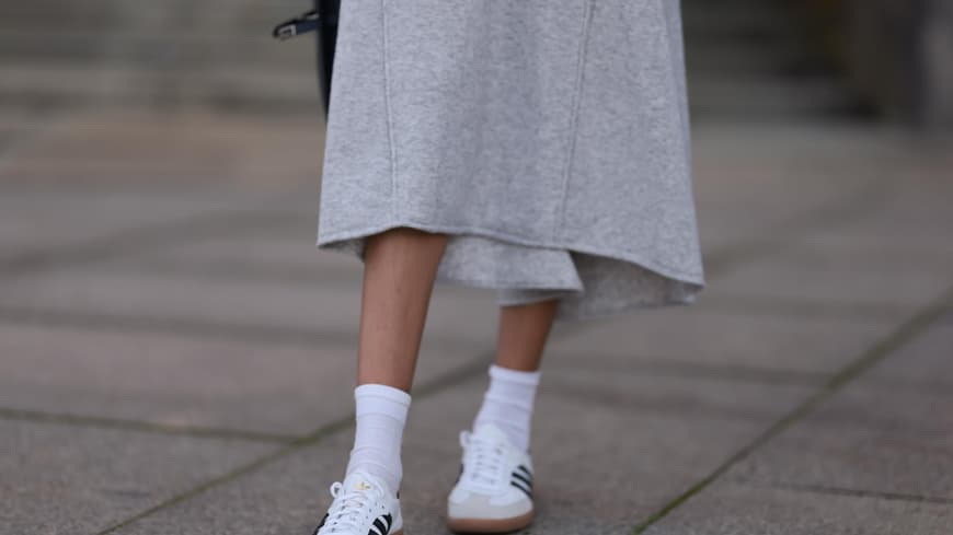 Frau mit Retro-Sneaker von Adidas 