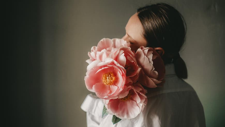 Frau mit schönen Blumen