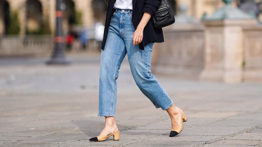 Frau trägt Levis-Jeans