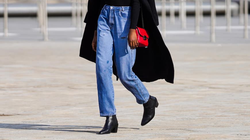 Frau trägt Slouchy Jeans
