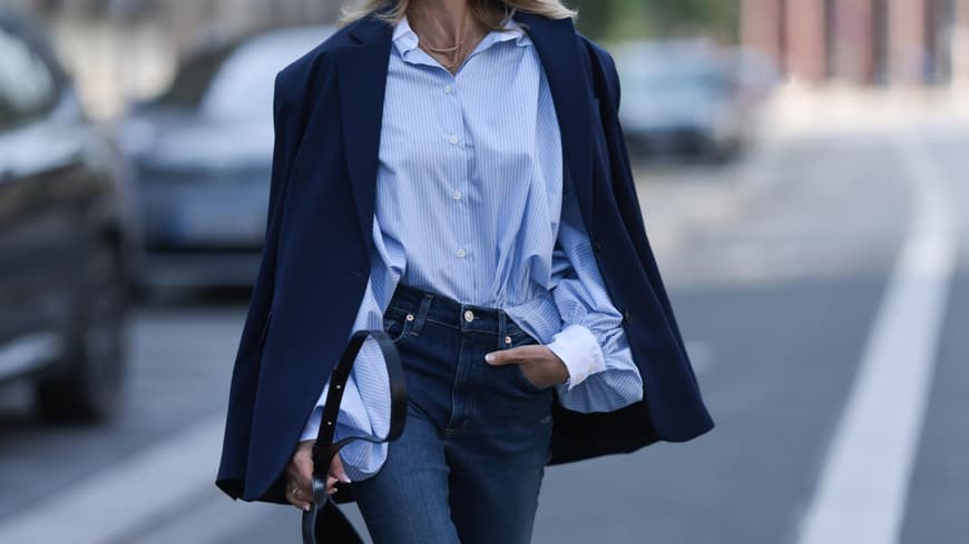 Frau trägt helle Bluse und Blazer