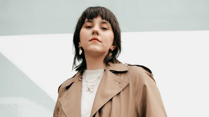 Selbstbewusste Frau im Trenchcoat