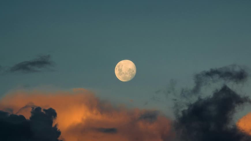 Vollmond am wolkigen Himmel