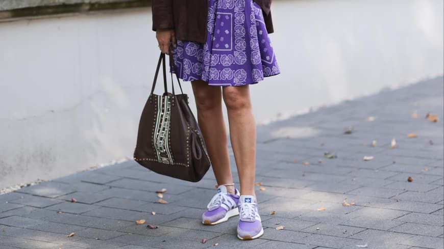 Frau trägt violettes Kleid