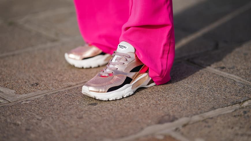 Frau in pinken Sneakern