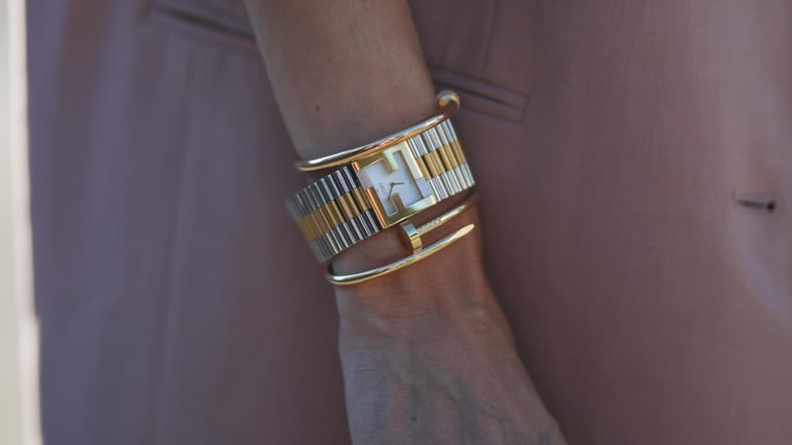Frau trgät Armreif, Uhr und Ring