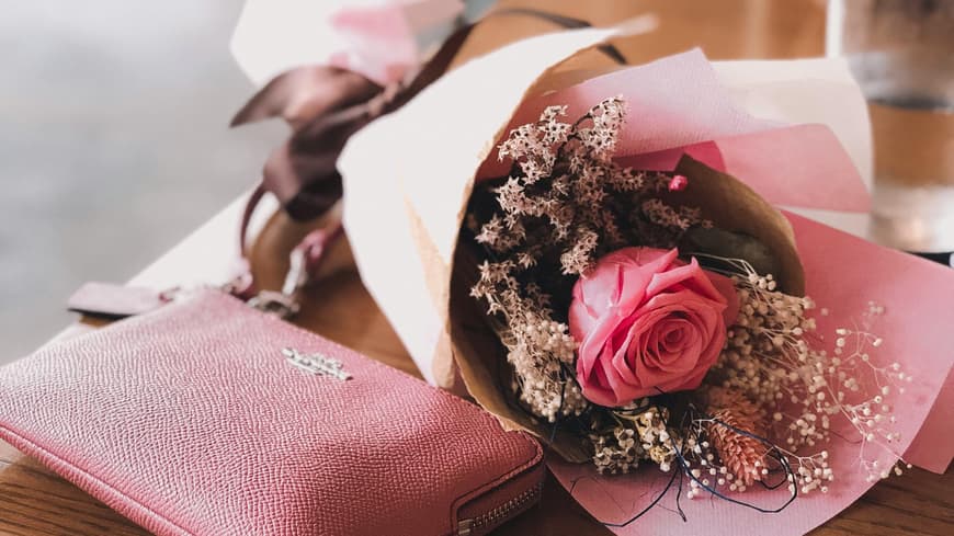 Rosen und Tasche