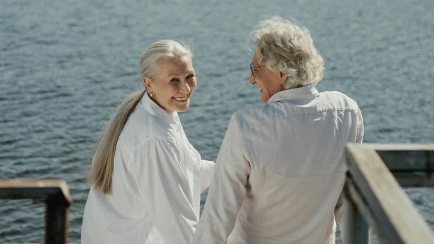 Paar an See beim ersten Date