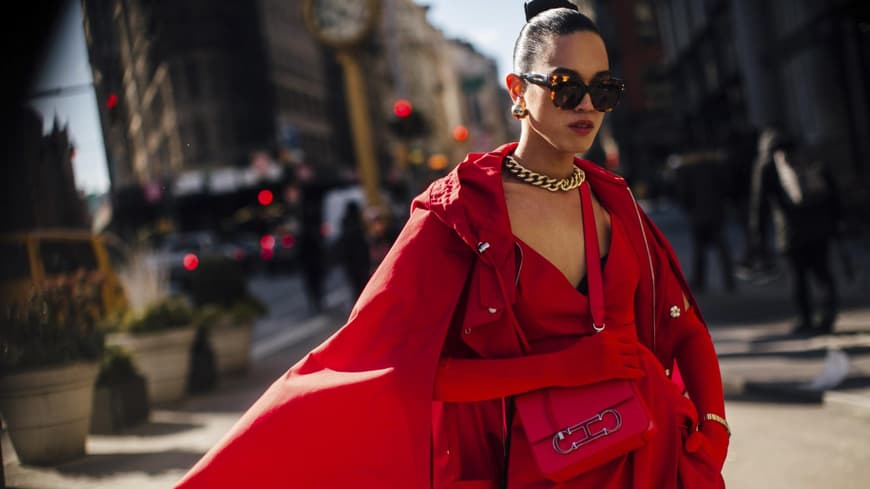 Frau mit Statement-Kette