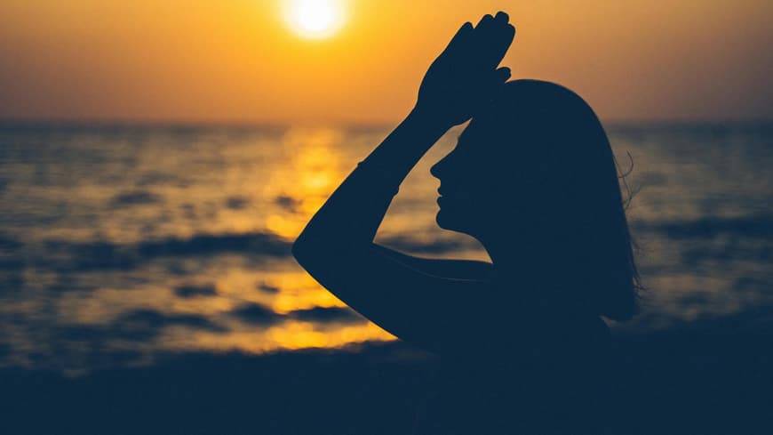 Frau im Sonnenuntergang