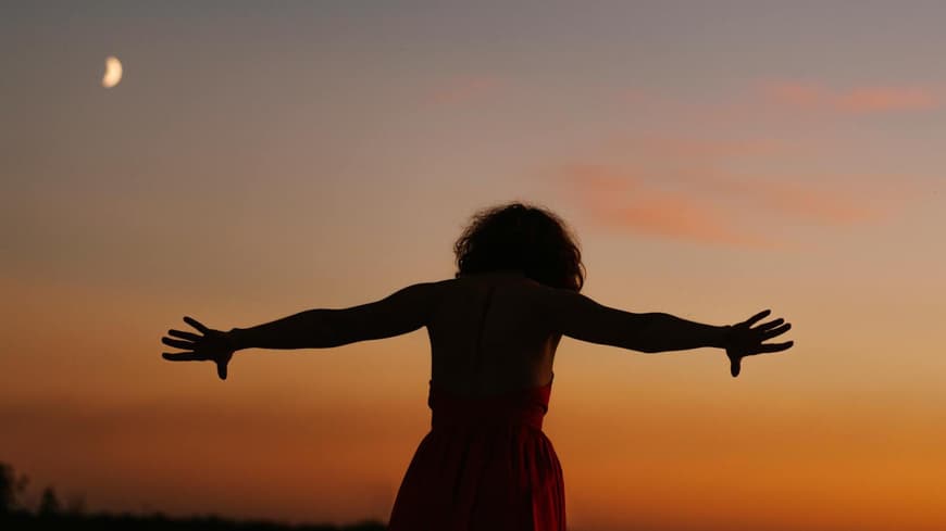 Frau im Sonnenuntergang