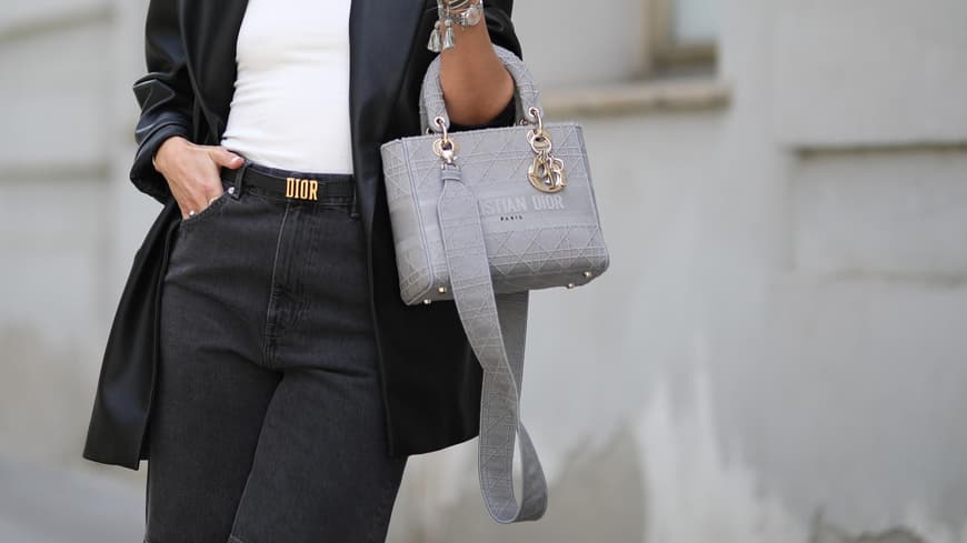 Frau trägt graue Tasche 