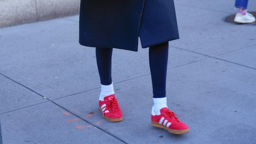 Gigi Hadid in roten Sneakern