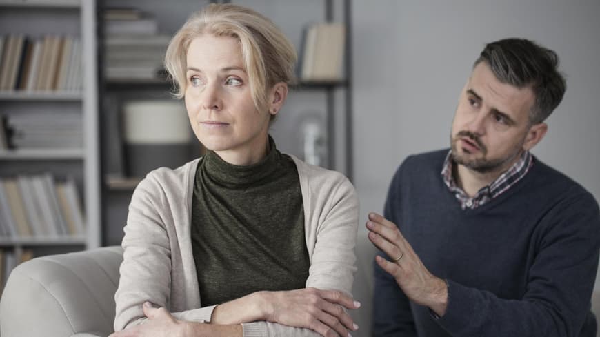 Mann und Frau sitzen auf dem Sofa